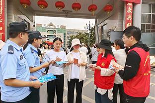 主教练还握手呢！基诺内斯最后一攻上篮 小桥直接冲过去开始打架